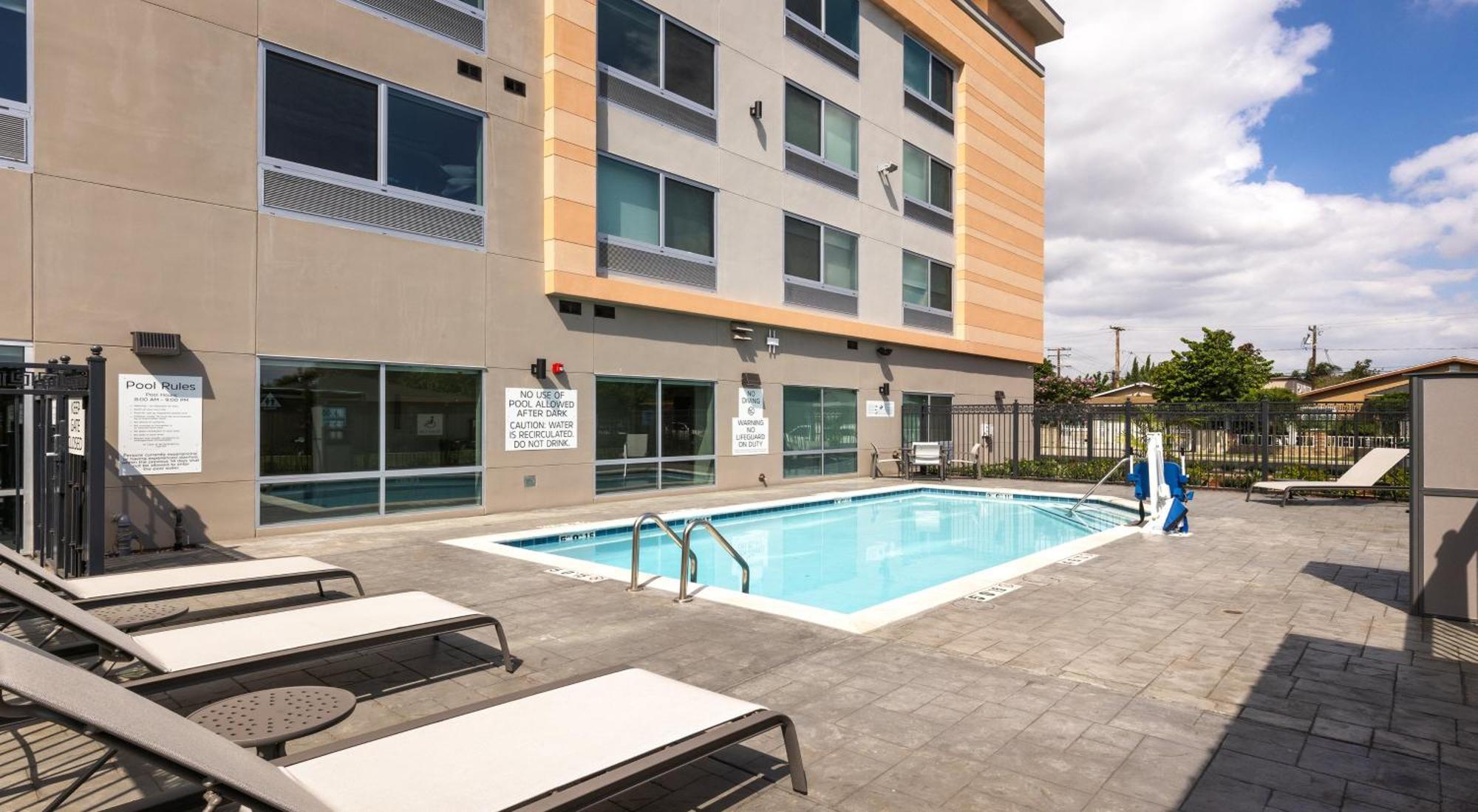Holiday Inn Express & Suites - Hawaiian Gardens By Ihg المظهر الخارجي الصورة