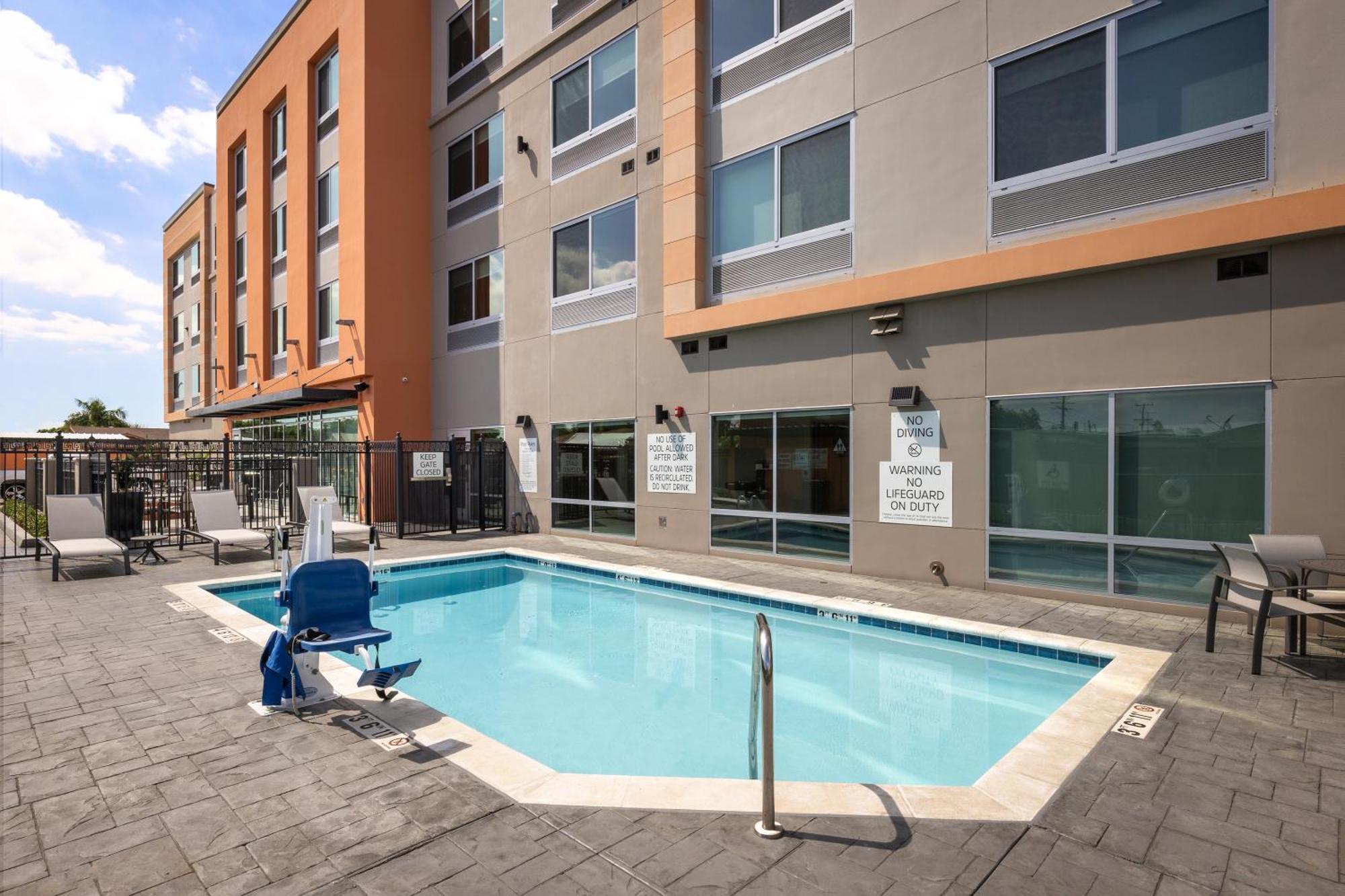 Holiday Inn Express & Suites - Hawaiian Gardens By Ihg المظهر الخارجي الصورة